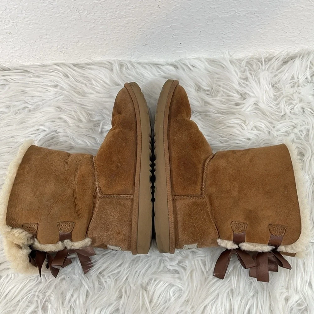 UGG BAILEY BOW II KIDS BOOTS CHESTNUT SIZE 4 - Picture 8 of 13